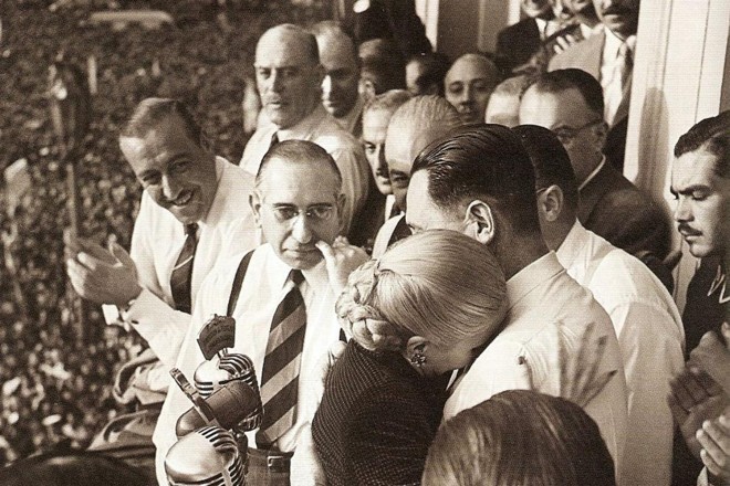 Evita abraça o presidente Juan Domingo Perón, na sacada da Casa Rosada | Wikimedia Commons