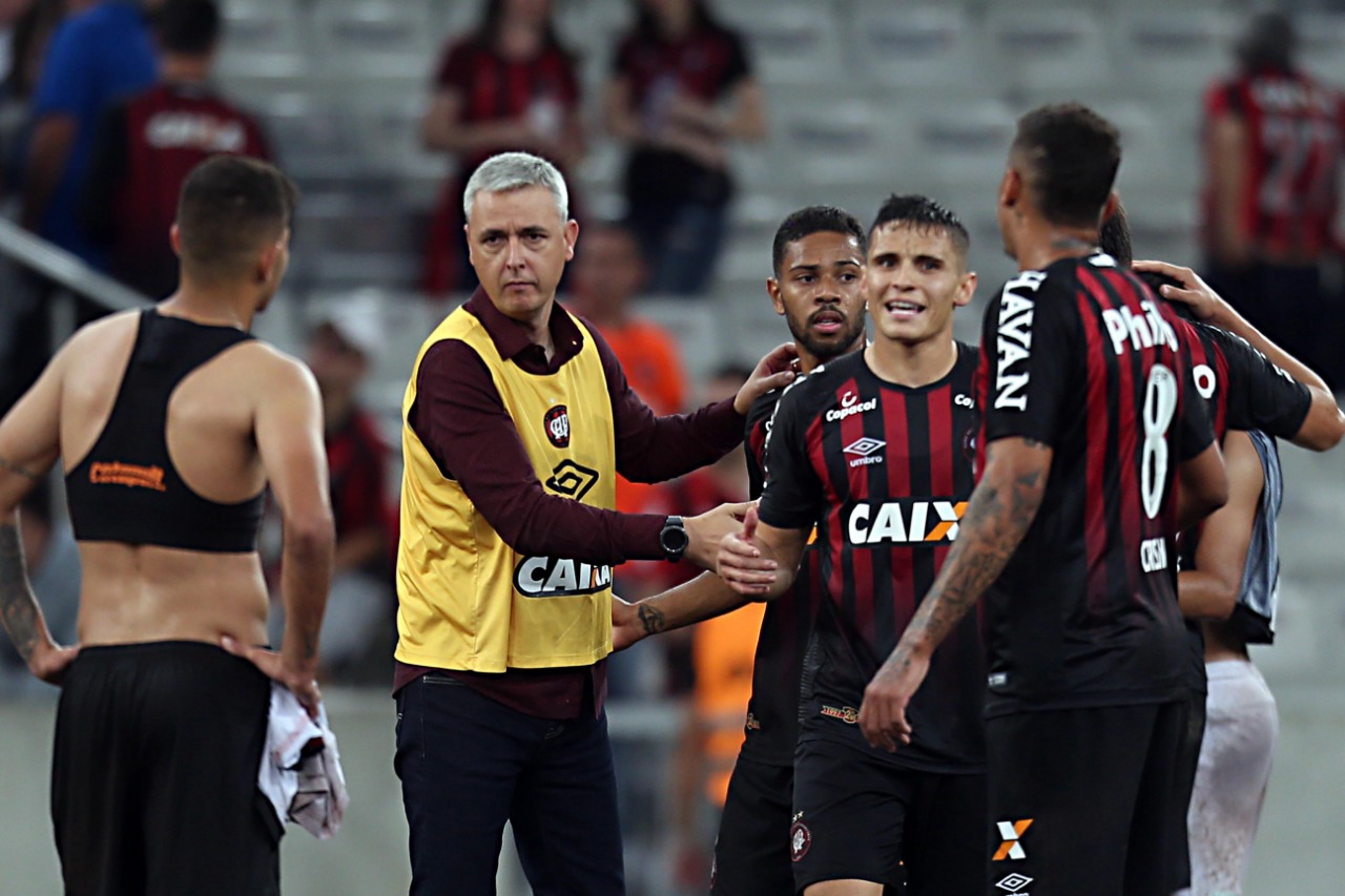 O técnico Tiago Nunes comemora vitória com os jogadores. | Albari Rosa / Gazeta do Povo