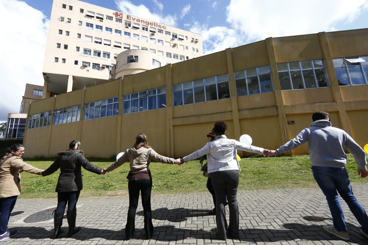Cerca de 400 colaboradores e amigos do hospital se uniram de mãos dadas ao redor do complexo por volta das 11h | Aniele Nascimento/Gazeta do Povo