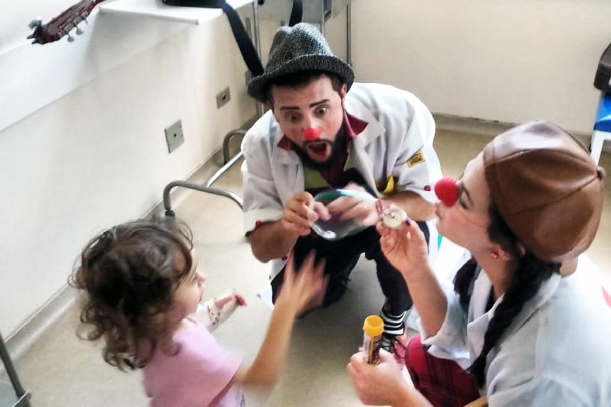 Nicole – internada em decorrência de uma estomatite e diagnosticada recentemente com autismo – fica animada com a chegada do Doutor Adalberto Pé de Chinelo e da Doutora Clara Quase | Luiz Fernando Cardoso/Gazeta do Povo