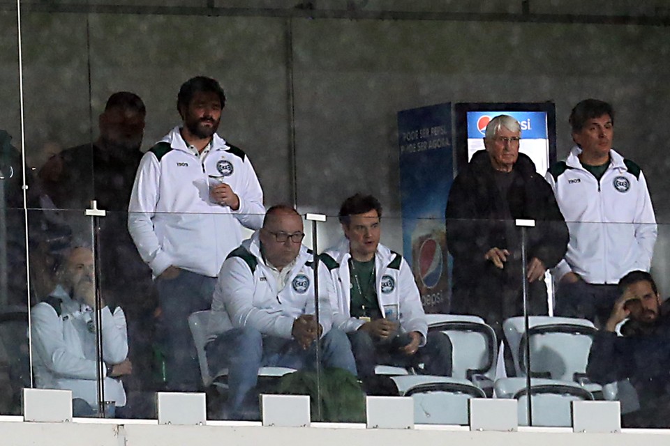 Tcheco cobra vinda de diretor de futebol no Coritiba e coloca cargo à disposição Diretoria do Coritiba durante a derrota para o Oeste. | Albari Rosa/Gazeta do Povo