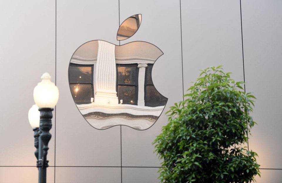 Apple é a primeira empresa da história a atingir a marca de US$ 1 trilhão Apple é primeira empresa da história a chegar à marca do trilhão | Josh Edelson/AFP