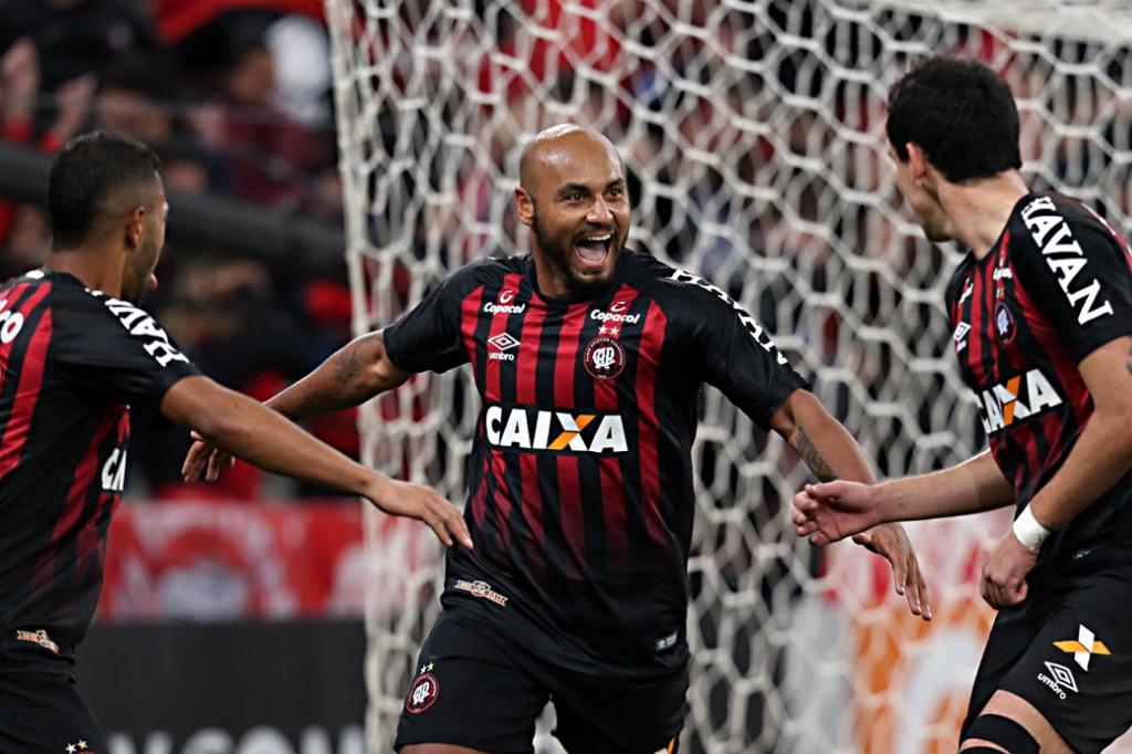 Jonathan comemora o segundo gol do Furacão. | Albari Rosa/Gazeta do Povo