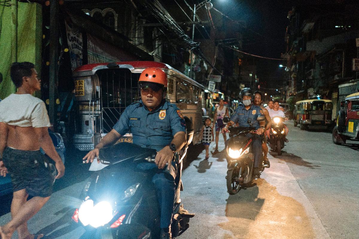 Polícia patrulha favela de Manila, capital das Filipinas | HANNAH REYES MORALES/NYT