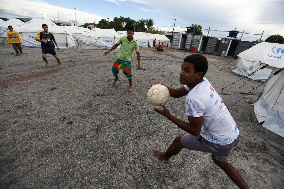Meninos brincam em abrigo para refugiados venezuelanos em Boa Visrta | Marcelo Camargo/Agência Brasil