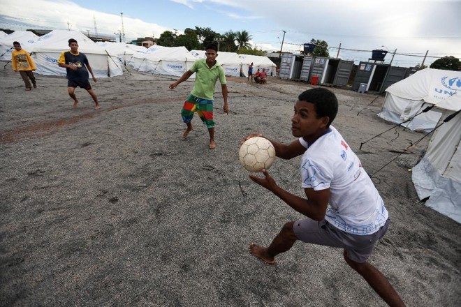 Meninos brincam em abrigo para refugiados venezuelanos em Boa Visrta | Marcelo Camargo/Agência Brasil