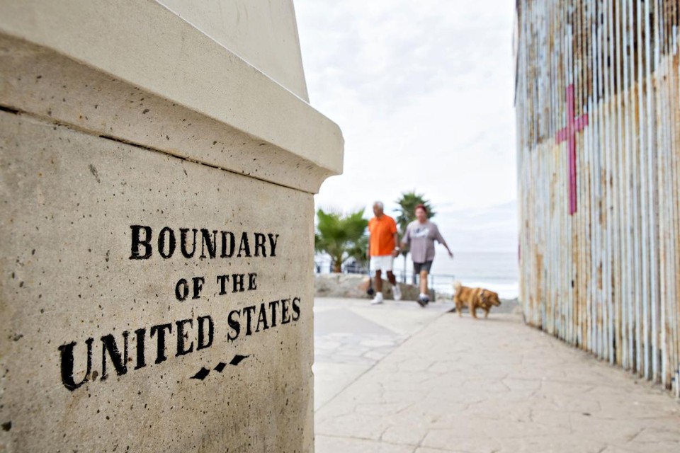 Um monumento que marca o limite da fronteira entre México e EUA, em  Tijuana, México | Daniel Acker/Bloomberg