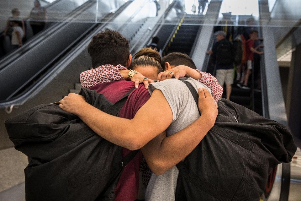 Carolina Isabel Iraheta abraça seus filhos após encontrá-los no aeroporto de Washington | Evelyn Hockstein/Washington Post