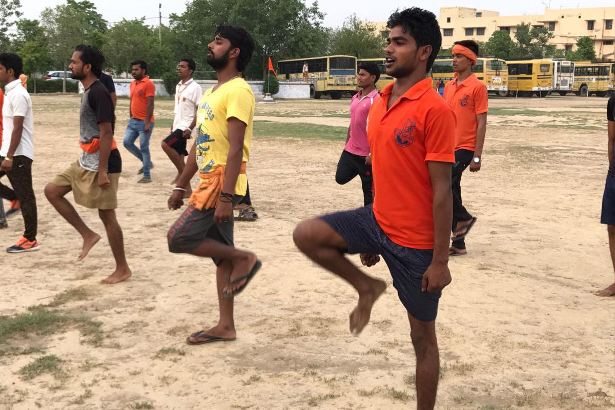 Jovens treinam em campo nacionalista hindu | Annie Gowen/ Washington Post