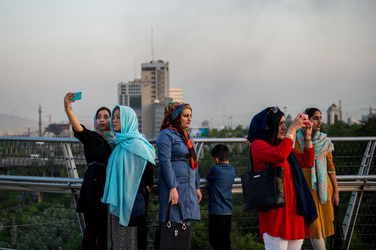 Iranianos tiram fotos em Teerã, a capital do país | Ali Mohammadi/Bloomberg