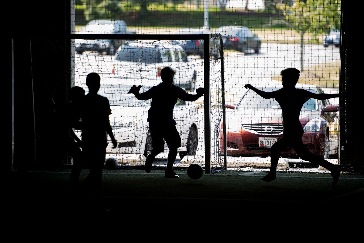 Crianças e voluntários participam do acampamento de uma semana. O evento é conduzido pela Life and Change Experienced Thru Sports (LACES), um grupo sem fins lucrativos que ajuda comunidades locais de refugiados | Carolyn Van Houten/The Washington Post