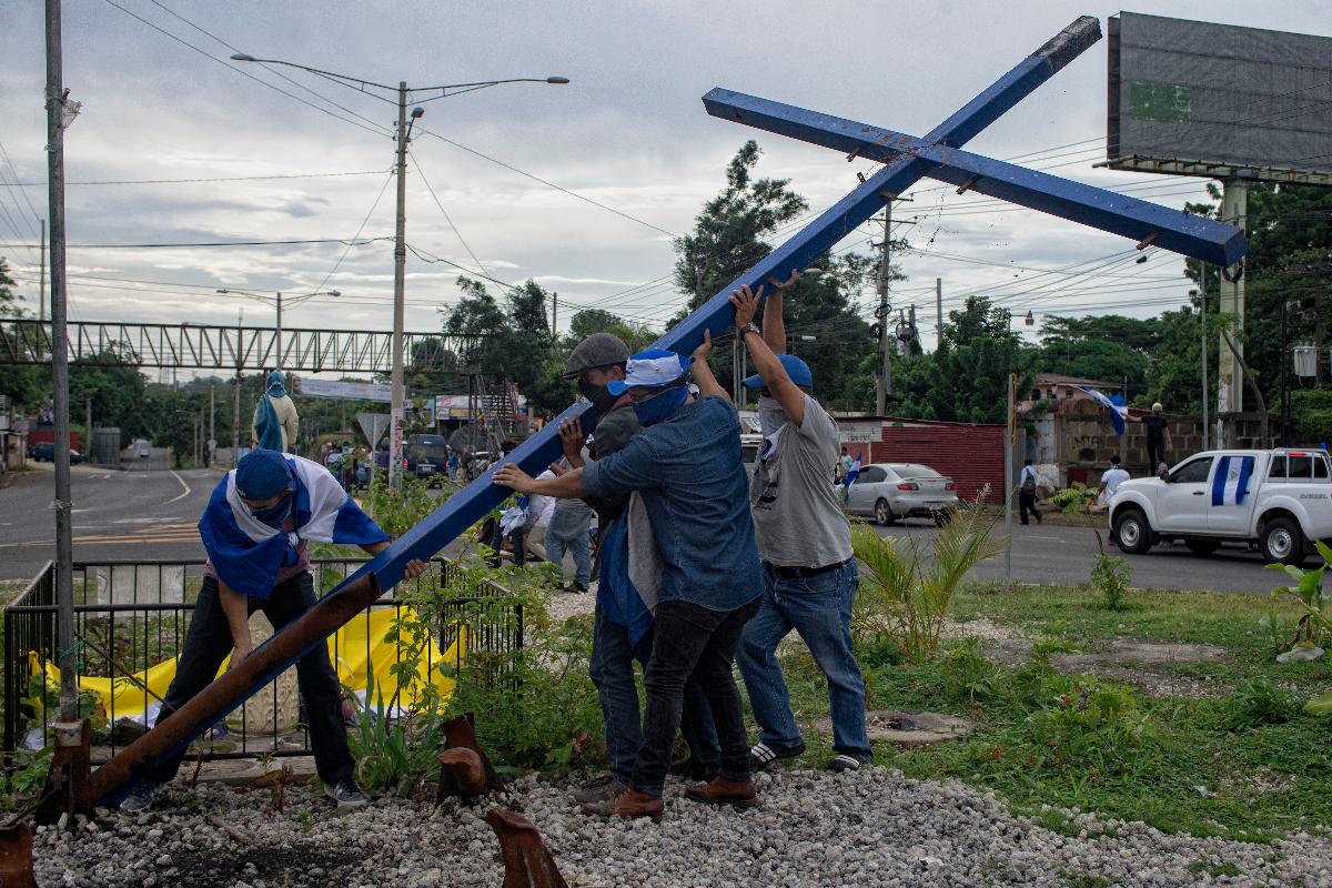 Manifestantes contra Ortega erguem cruz que foi derrubada por paramilitares | Juan Carlos/Washington Post