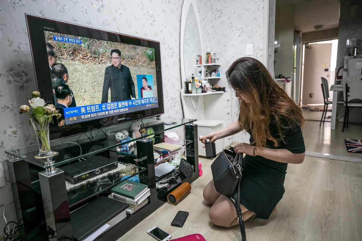 Oh Eun-jeong se prepara para ir à igreja em Seul, na Coreia do Sul | Jean Chung/Washington Post