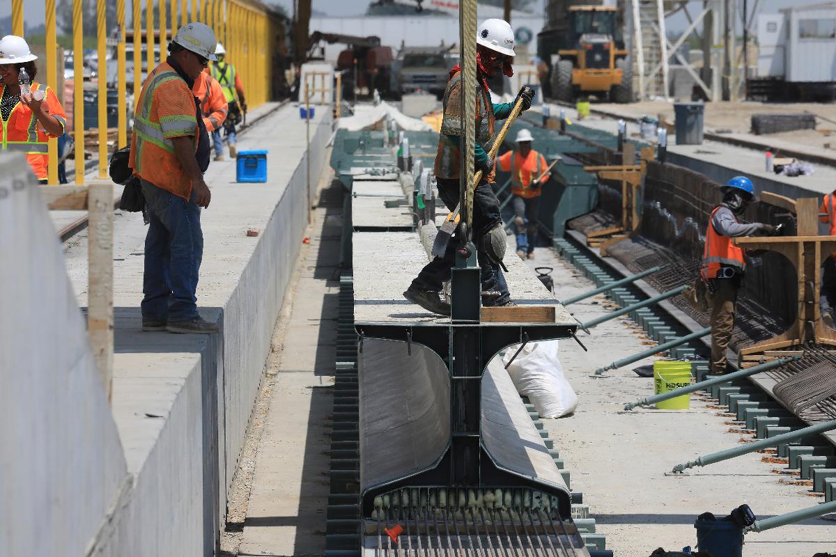 Linha de trem começa a ser construída na Califórnia apesar da ampla rejeição | JIM WILSON/
NYT