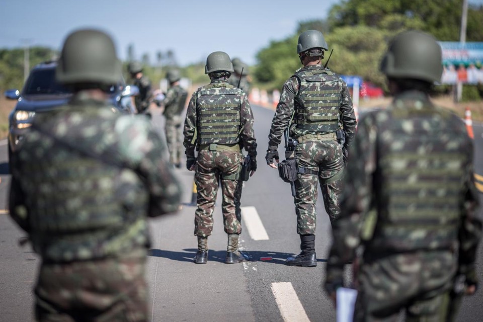 Integrantes do Exército vistoriam carros na BR-174, a rodovia que liga Boa Vista à fronteira com a Venezuela | Andre Coelho/Bloomberg