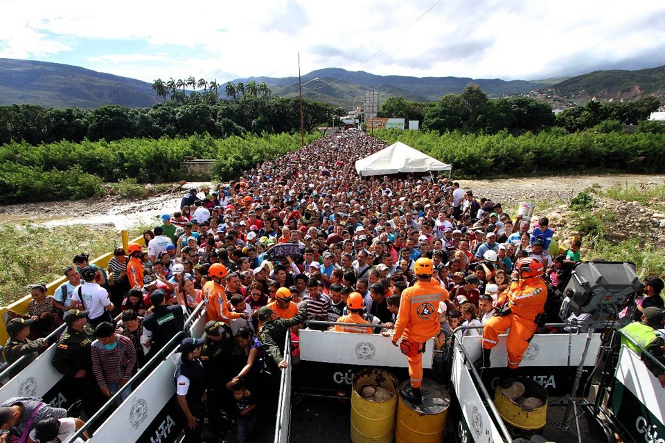 Venezuelanos cruzam a ponte Simon Bolívar entre as cidades de San Antonio del Tachira, na Venezula, e Cucuta, na Colômbia | GEORGE CASTELLANOS/AFP