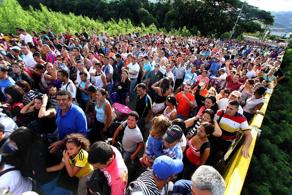 Venezuelanos cruzam a ponte Simon Bolívar para sair de seu país rumo à Colômbia, em julho de 2016. Desde 2015, a ONU estima que 1,6 milhão de venezuelanos tenham deixado o país | GEORGE CASTELLANOS/AFP