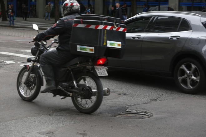 Bueiros desnivelados formam verdadeiras crateras no meio do asfalto desafiando motoristas e motociclistas. | Aniele Nascimento/Gazeta do Povo