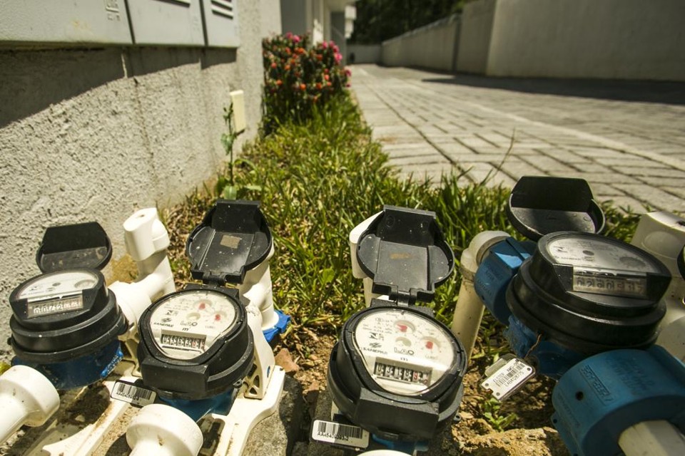 Equipes da Sanepar estão consertando o rompimento de uma adutora que causou o desabastecimento em 16 bairros de Curitiba. | Marcelo Andrade/Marcelo Andrade / Gazeta do Povo