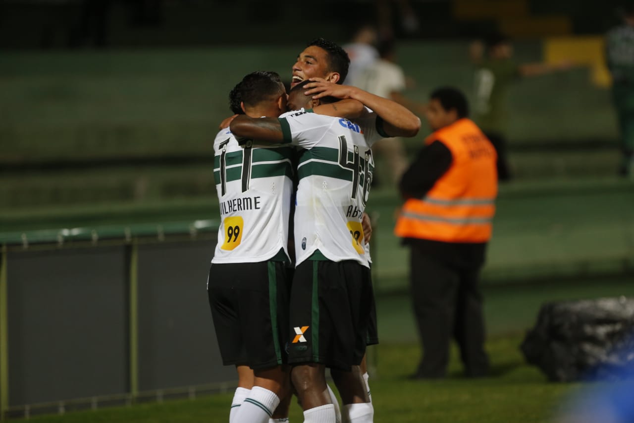 Vitor Carvalho é abraçado pelos companheiros de Coritiba após anotar o gol da vitória sobre o Avaí | André Rodrigues/Gazeta do Povo
