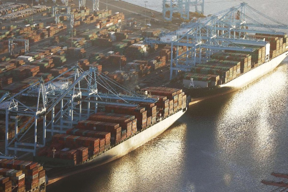 Vantagem de Trump na guerra comercial pode estar diminuindo a cada dia Navios carregam contêineres no Porto de Los Angeles, o mais movimentado do país | MARIO TAMA/AFP