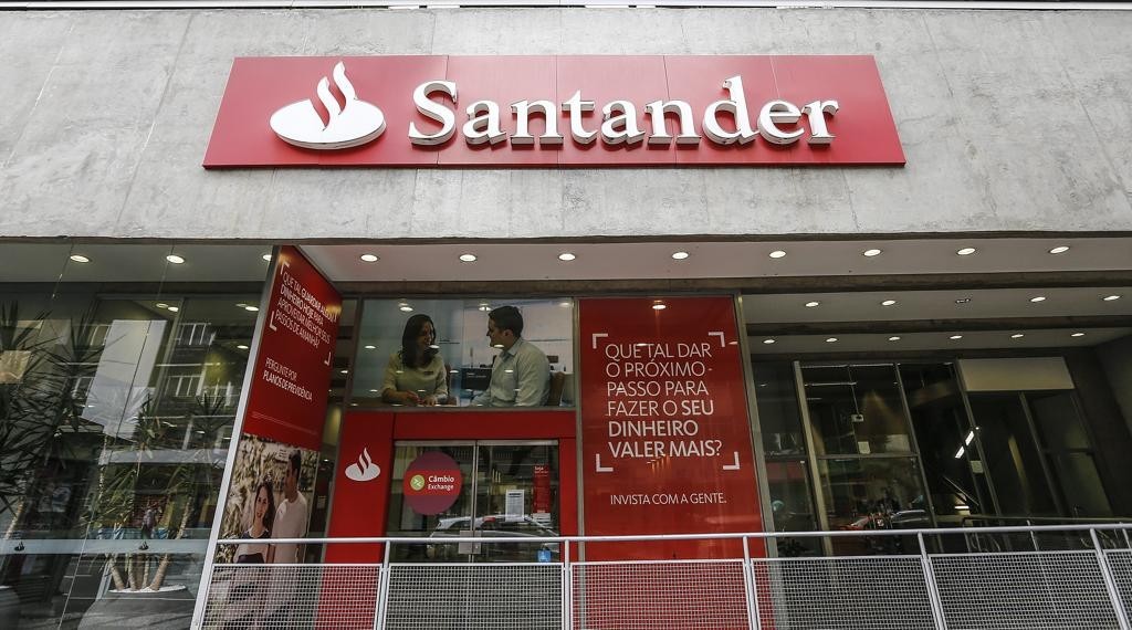 O banco Santander está recrutando recém-formados de qualquer área de formação com salário de R$ 6,3 mil. | Jonathan Campos/Gazeta do Povo