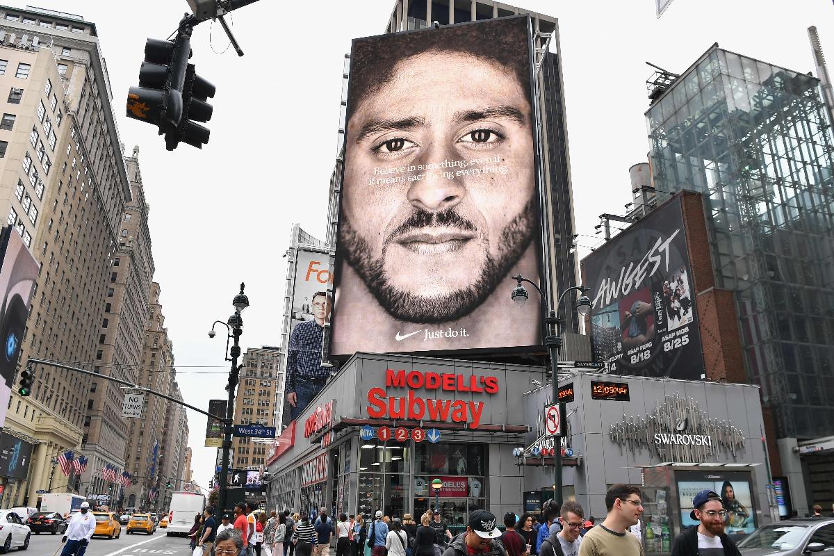 O anúncio da Nike com Colin Kaepernick em exibição em Nova Iorque. | ANGELA WEISS/ AFP