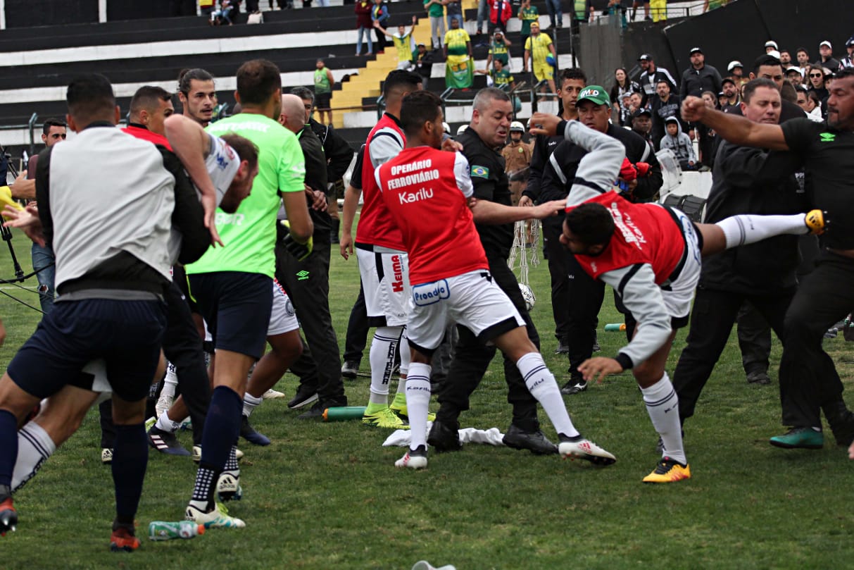 Jogadores e comissão técnica de Operário e Cuiabá brigaram na entrada do túnel. | Josué Teixeira/Gazeta do Povo