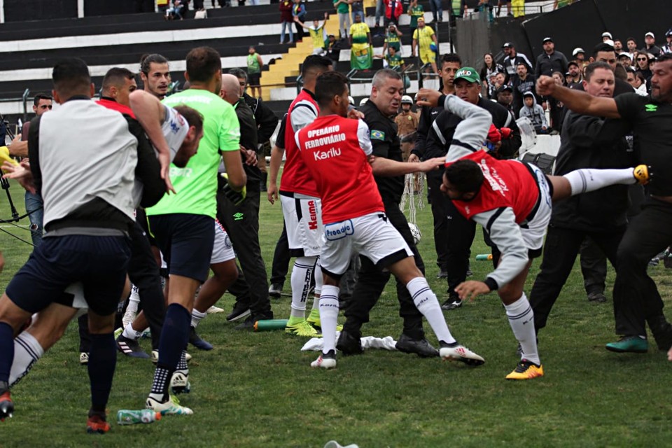 Jogadores e comissão técnica de Operário e Cuiabá brigaram na entrada do túnel. | Josué Teixeira/Gazeta do Povo