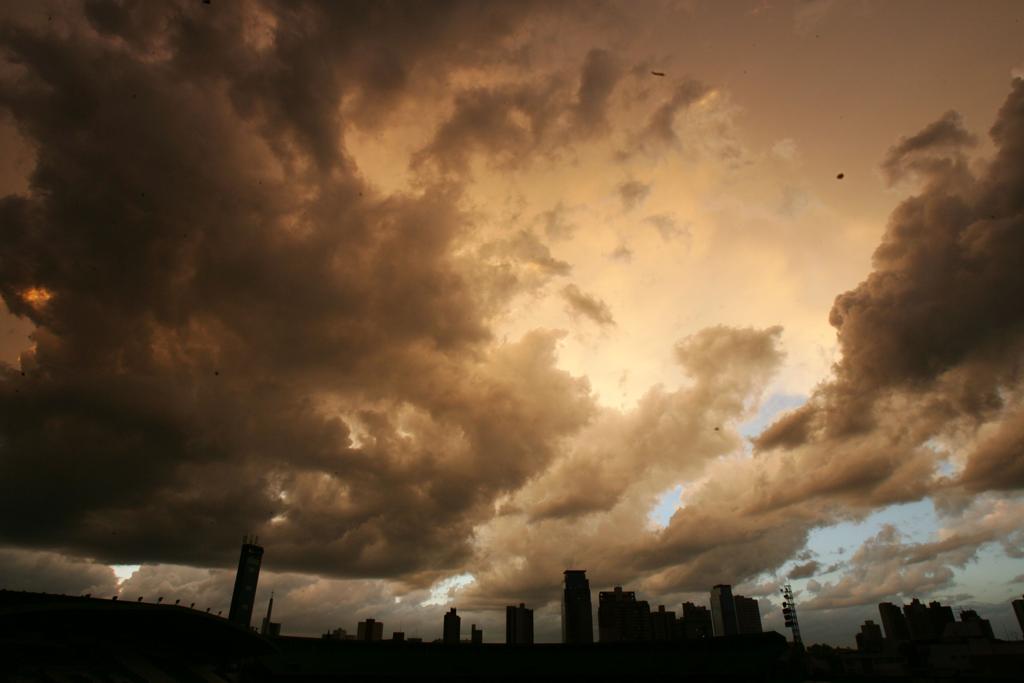 Tempo vai seguir sem grandes variações | Daniel Castellano/Arquivo/Gazeta do Povo