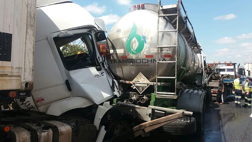 Engavetamento com três caminhões bloqueia BR-101 Caminhão-tanque foi prensado entre outros dois caminhões | Divulgação/PRF-PR