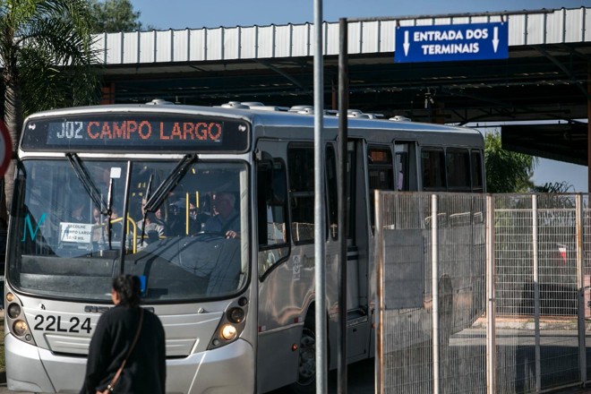 Em frente ao terminal de Campo Largo, alunos e funcionários do IFPR se beneficiam do acesso fácil ao sistema de transporte | Marcelo AndradeGazeta do Povo