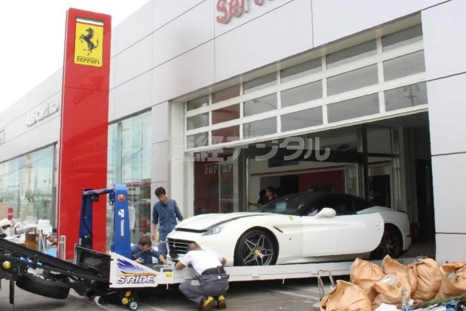 Muro de água de 3 metros destrói 51 Ferraris em concessionária | Blicnews