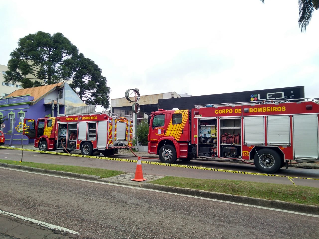 Incêndio na Rua Bispo Dom José é atendido pelo Corpo de Bombeiros. | Gerson Klaina/Tribuna do Paraná