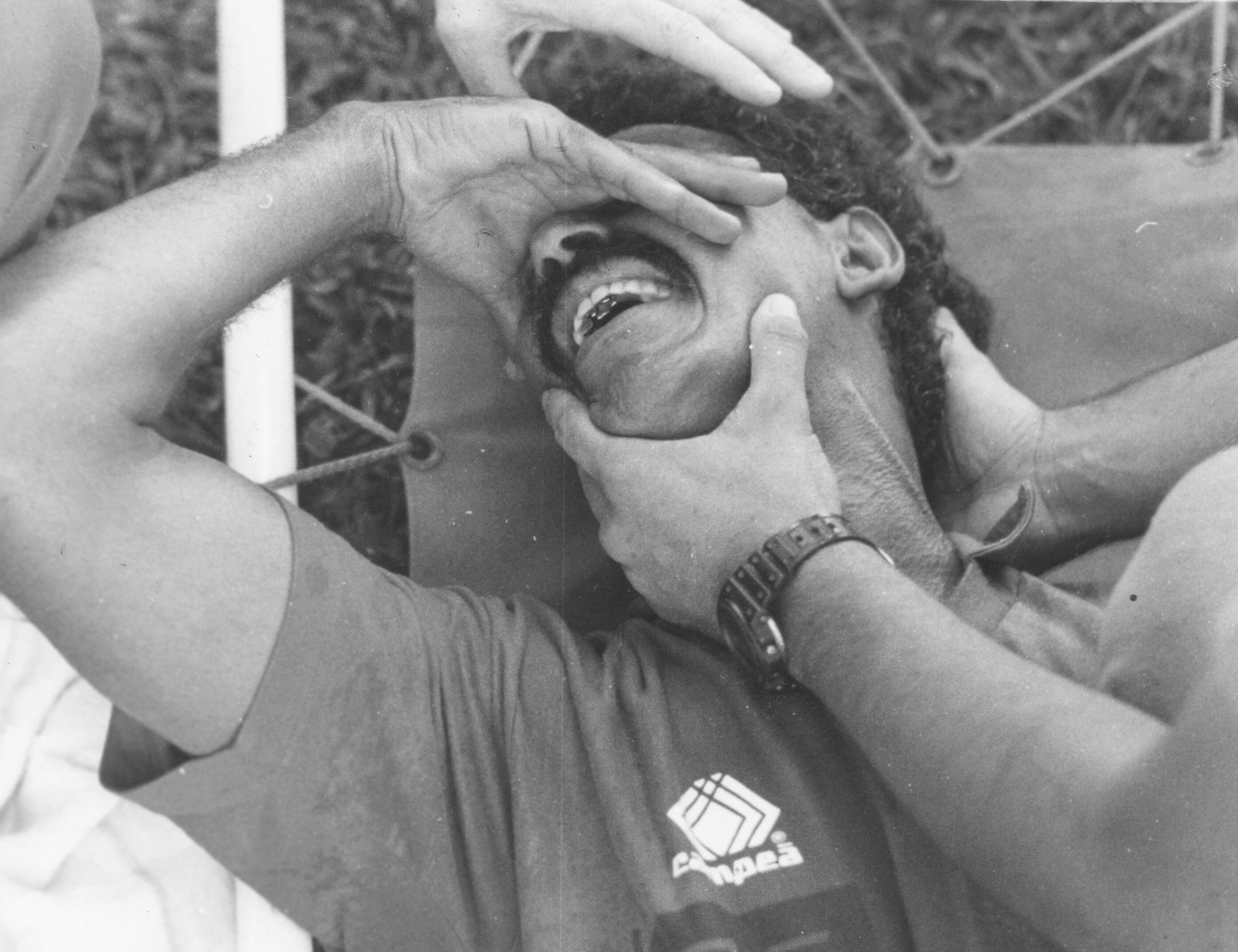 Bacharel recebe atendimento no gramado da Vila Capanema após choque de cabeça em partida com o Campo Mourão | Arquivo/Gazeta do Povo