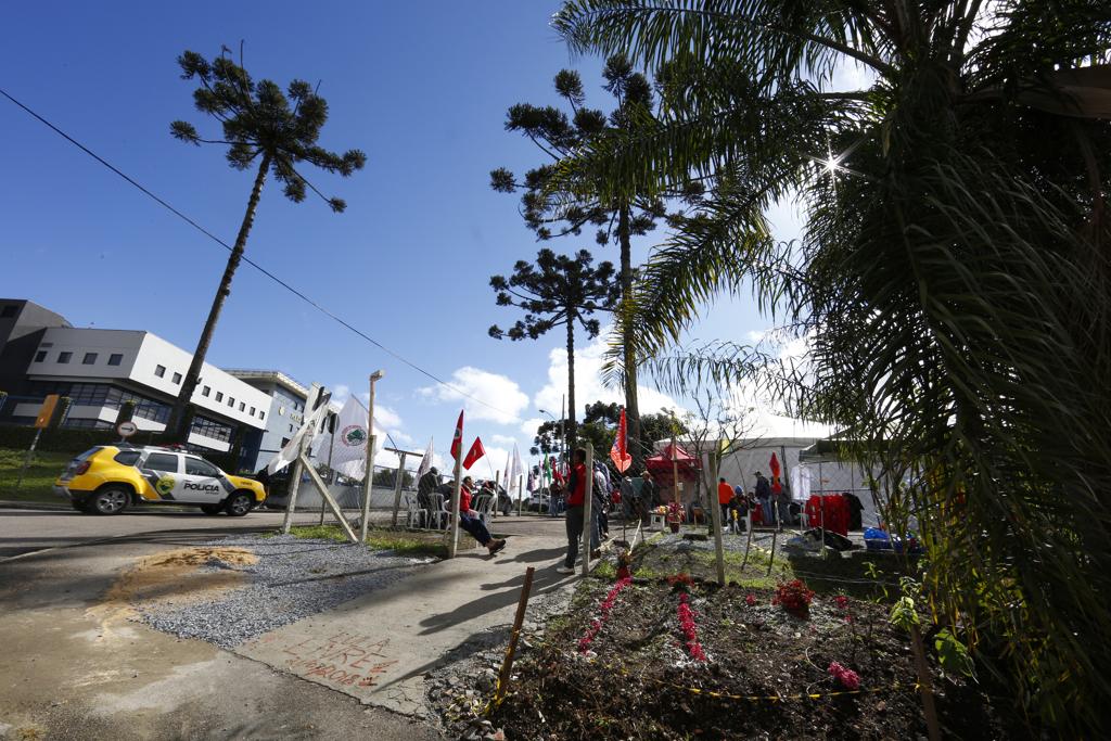 Desde julho,quando um terreno em frente à PF foi alugado para os militantes, as confusões deram trégua no Santa Cândida. | Aniele Nascimento/Gazeta do Povo