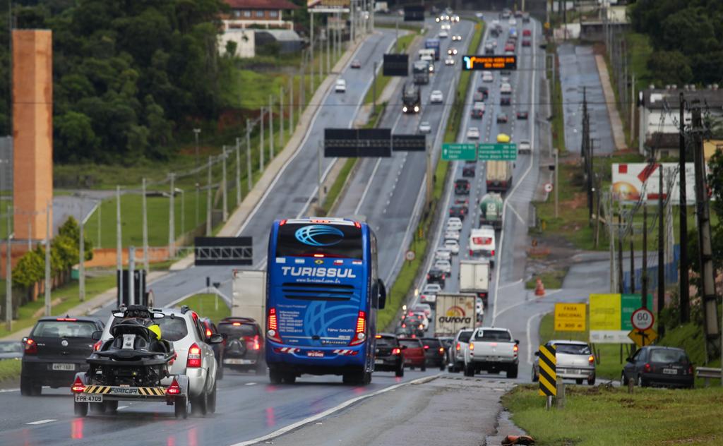 De acordo com a Polícia Rodoviária Federal do Paraná, movimentação nas estradas aumenta 40% | Daniel Castellano/Gazeta do Povo