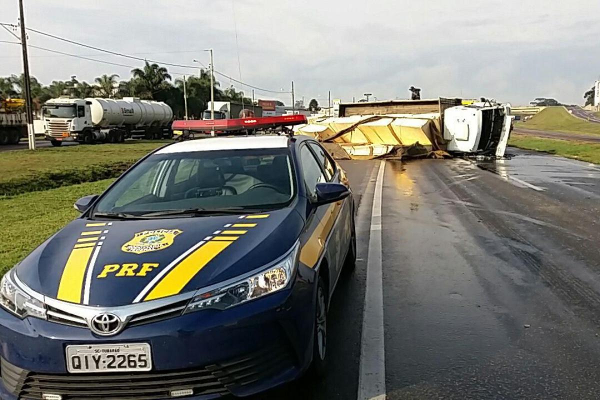 Tombamento da cerreta interditou a pista no sentido SP. | Fernando Oliveira/PRF