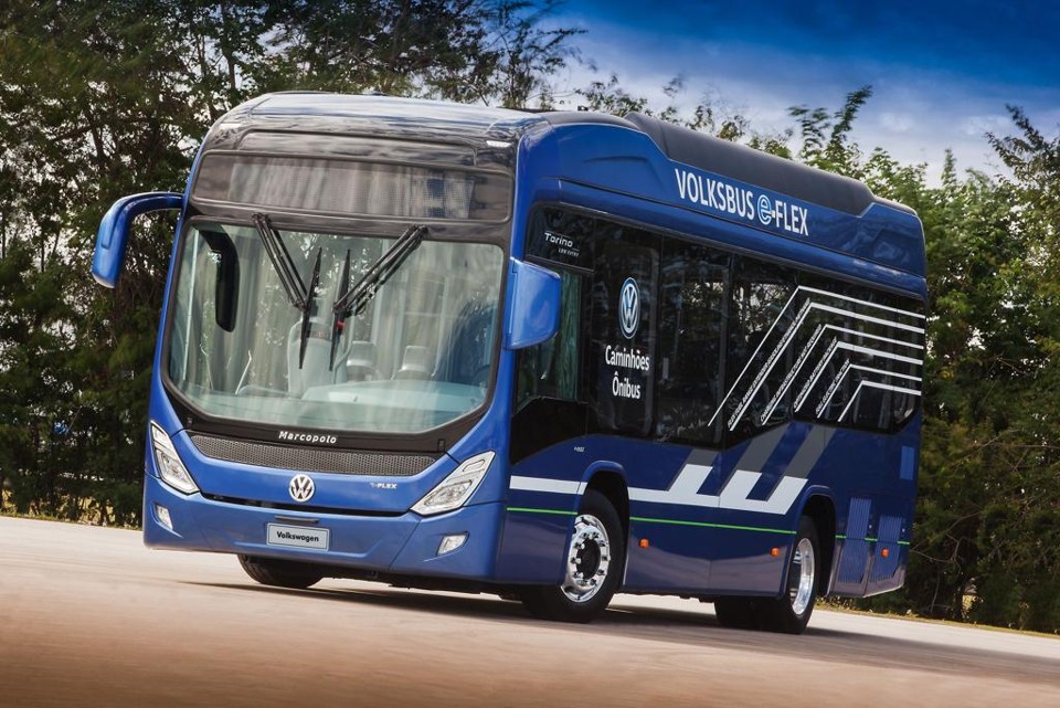Volksbus e-Flex pode rodar como veículo 100% elétrico com baterias; como um híbrido elétrico a gasolina ou etanol; e como híbrido elétrico com plug-in em que o motor elétrico tem maior autonomia. | Wander Malagrine - M+Still - MAN/