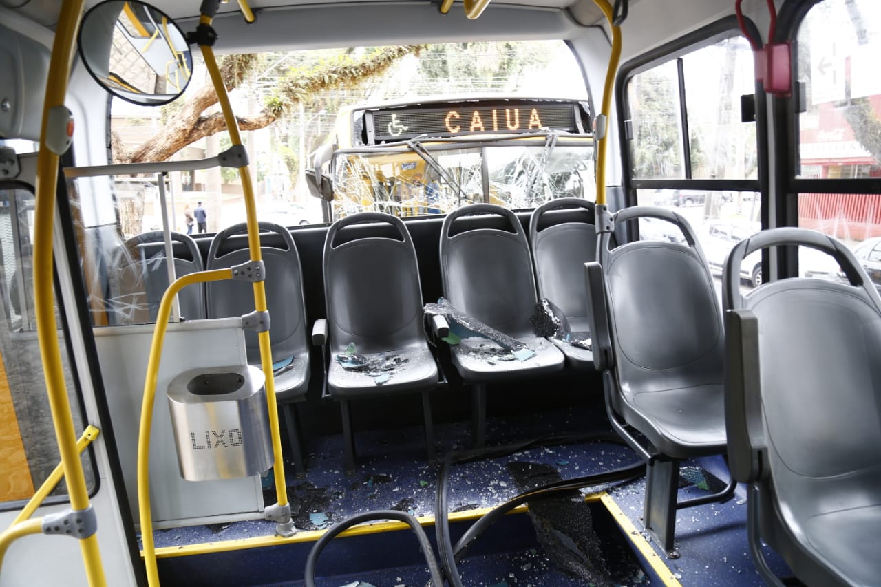 A parte traseira do ônibus Cotolengo ficou destruída por causa da pancada | Aniele Nascimento/Gazeta do Povo