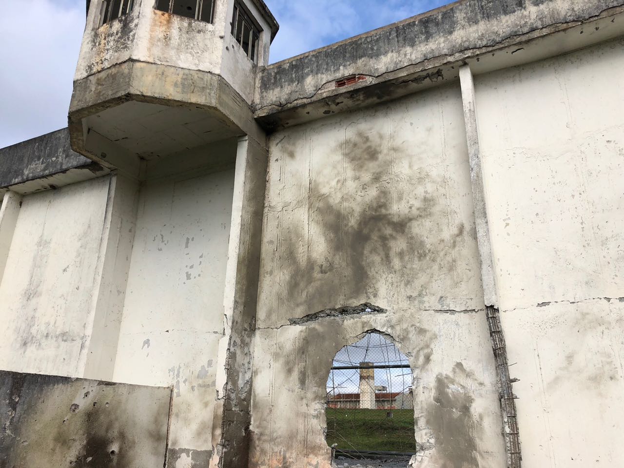 Fuga do presídio de Piraquara: criminosos fortemente armados explodiram muro da penitenciária. | Depen/