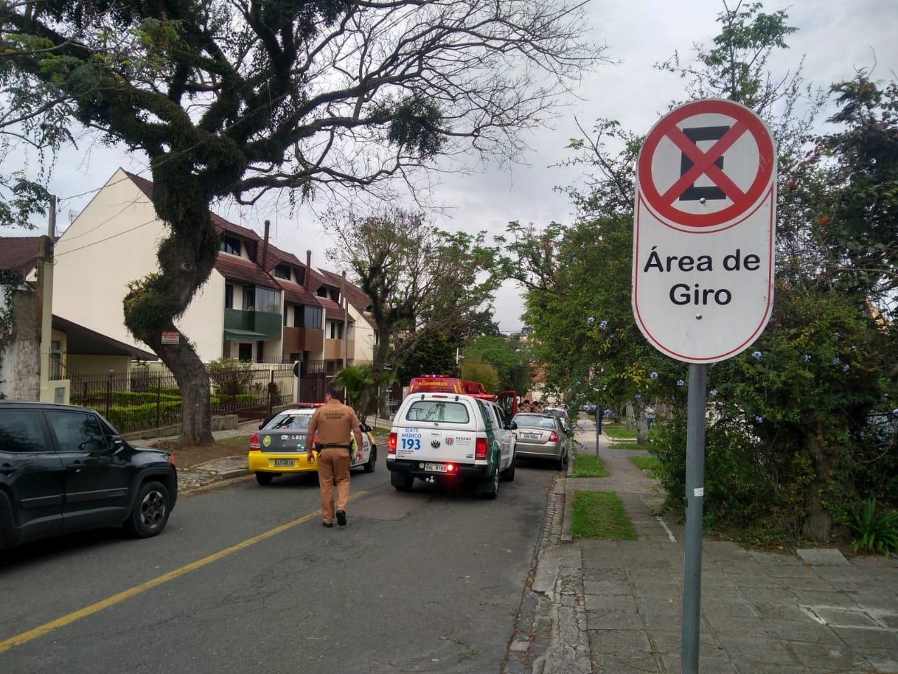 Policias foram rápidos ao evitar o assalto em frente ao Hospital Erasto Gaertner, no Jardim das Américas. | Gerson Klaina/Tribuna do Paraná