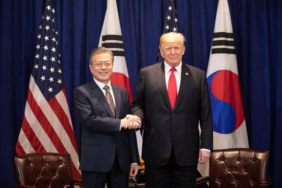 Presidentes Moon Jae-in, da Coreia do Sul, e Donald Trump, dos EUA, se encontraram nesta segunda em Nova York | Shealah Craighead/White House