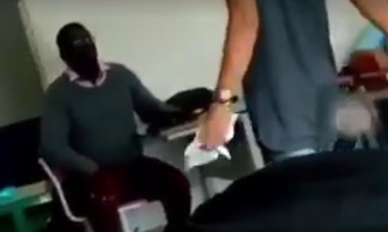 Imagem do vídeo que viralizou nas redes sociais e mostra o professor sendo agredido pelos alunos | Reprodução /YouTube