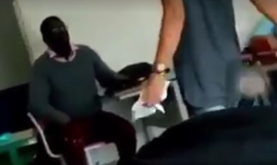 Imagem do vídeo que viralizou nas redes sociais e mostra o professor sendo agredido pelos alunos | Reprodução /YouTube