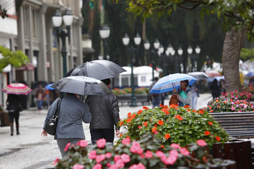 Apesar da chuva, temperaturas seguem amenas e interior tem calor expressivo | Aniele Nascimento/Gazeta do Povo