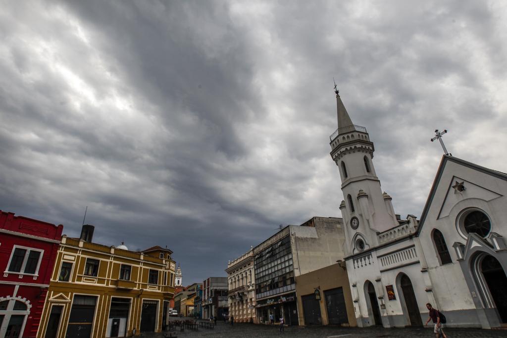 Além de chuva, há previsão de rajadas de vento em Curitiba nesta quinta. | Daniel Castellano/Gazeta do Povo