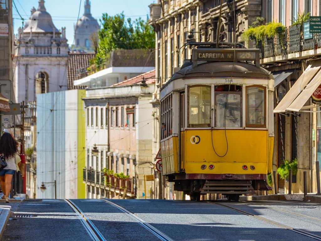 Bondinho circulando em Lisboa, Portugal. Mudanças nas regras de imigração do país facilitam entrada de brasileiros | contratempo/Pixabay