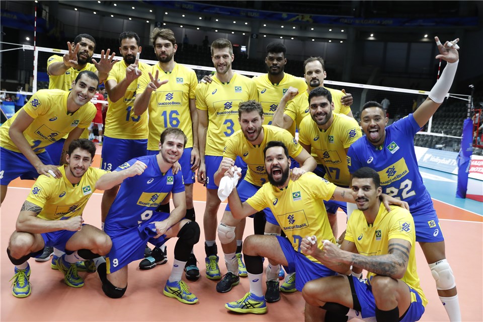 Pró-Bolsonaro: foto da seleção brasileira após a vitória sobre a França foi postada nas redes sociais. | FIVB/Divulgação