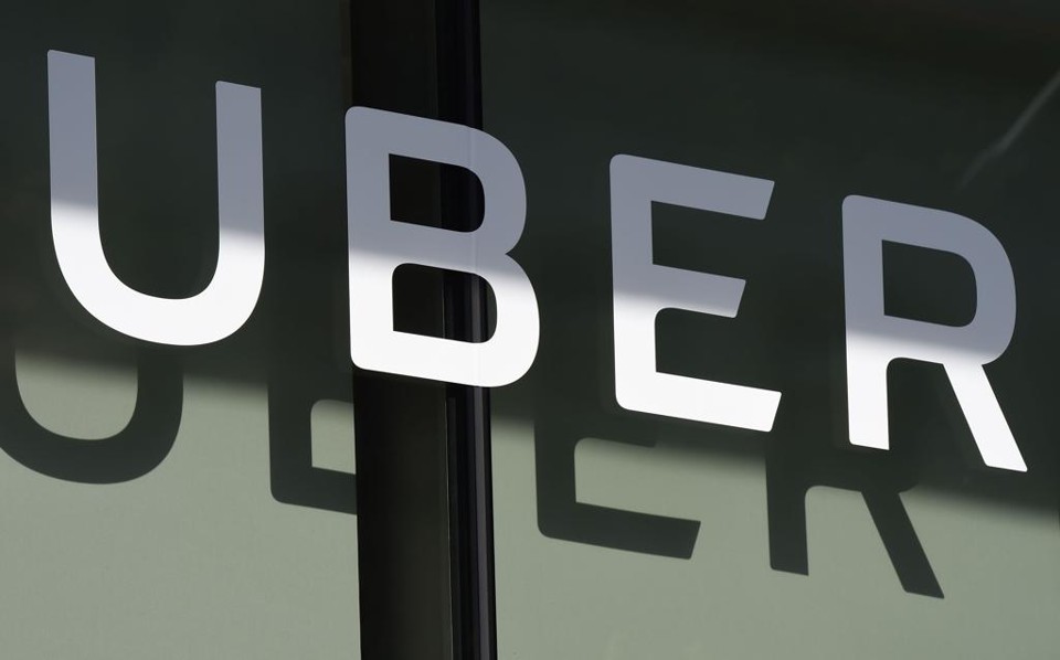 Letreiro da Uber exibido em evento da empresa em Los Angeles, Estados Unidos. | ROBYN BECK/AFP